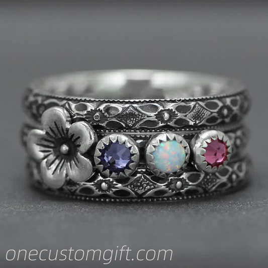 Bague de naissance avec pierre de naissance personnalisée et gravée